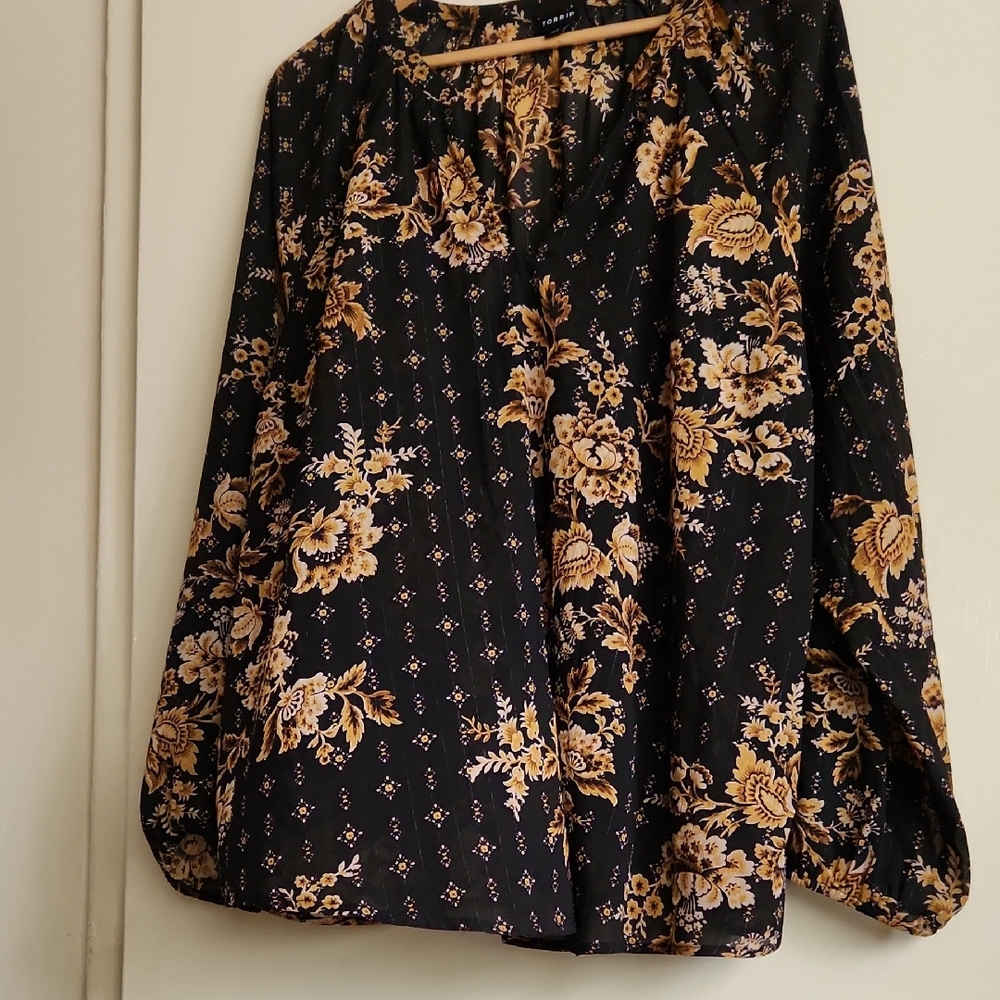 EUC Torrid 1X Black Gold Blouse Metallic Accent